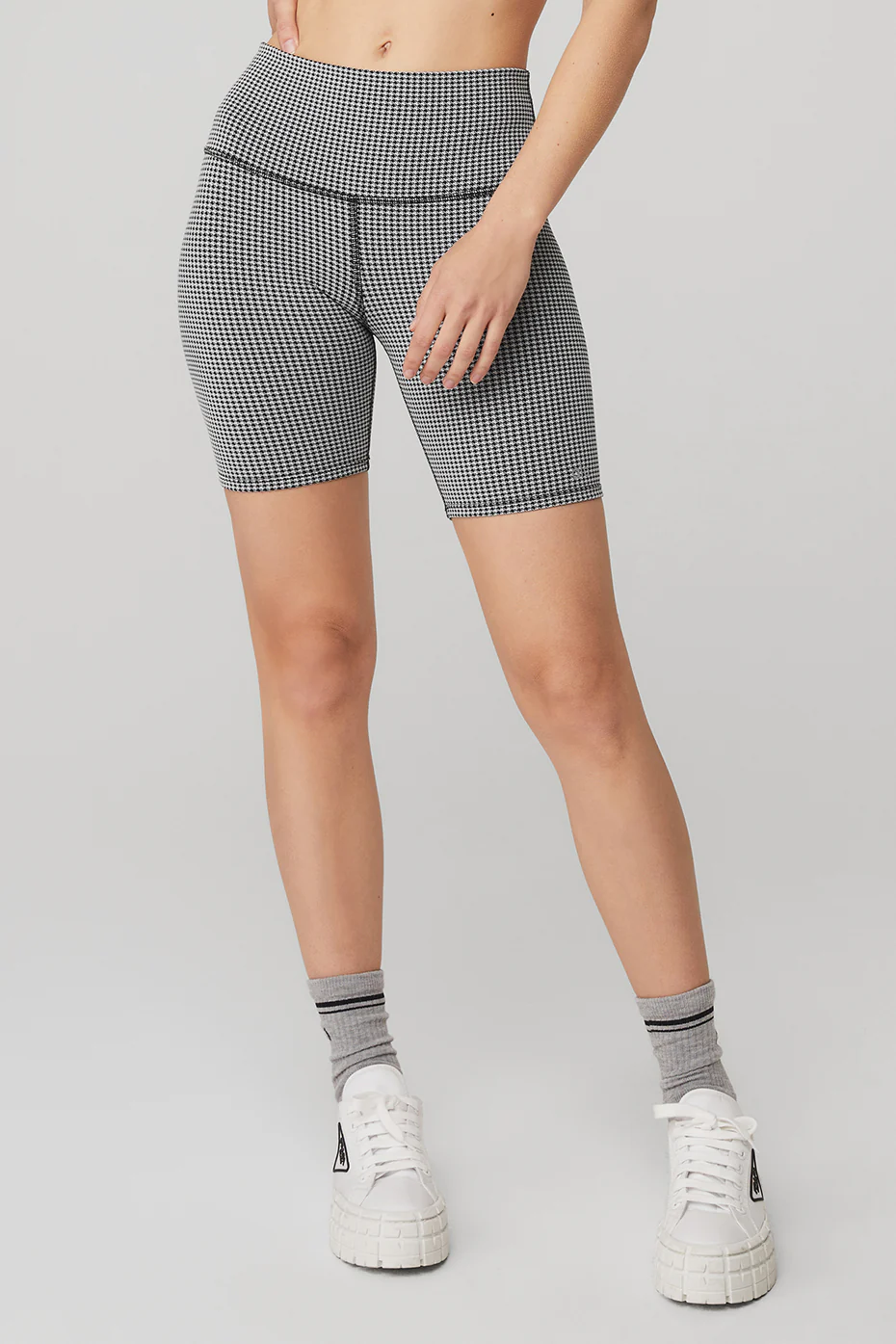 Alo Yoga 7 High-Waist Micro Houndstooth Biker Short – White/Black online